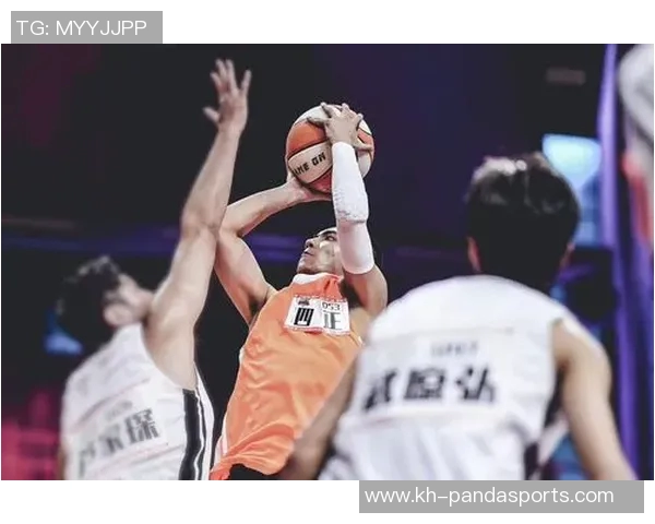 重庆篮球队个人能力引发热议球迷对球员表现展开激烈讨论